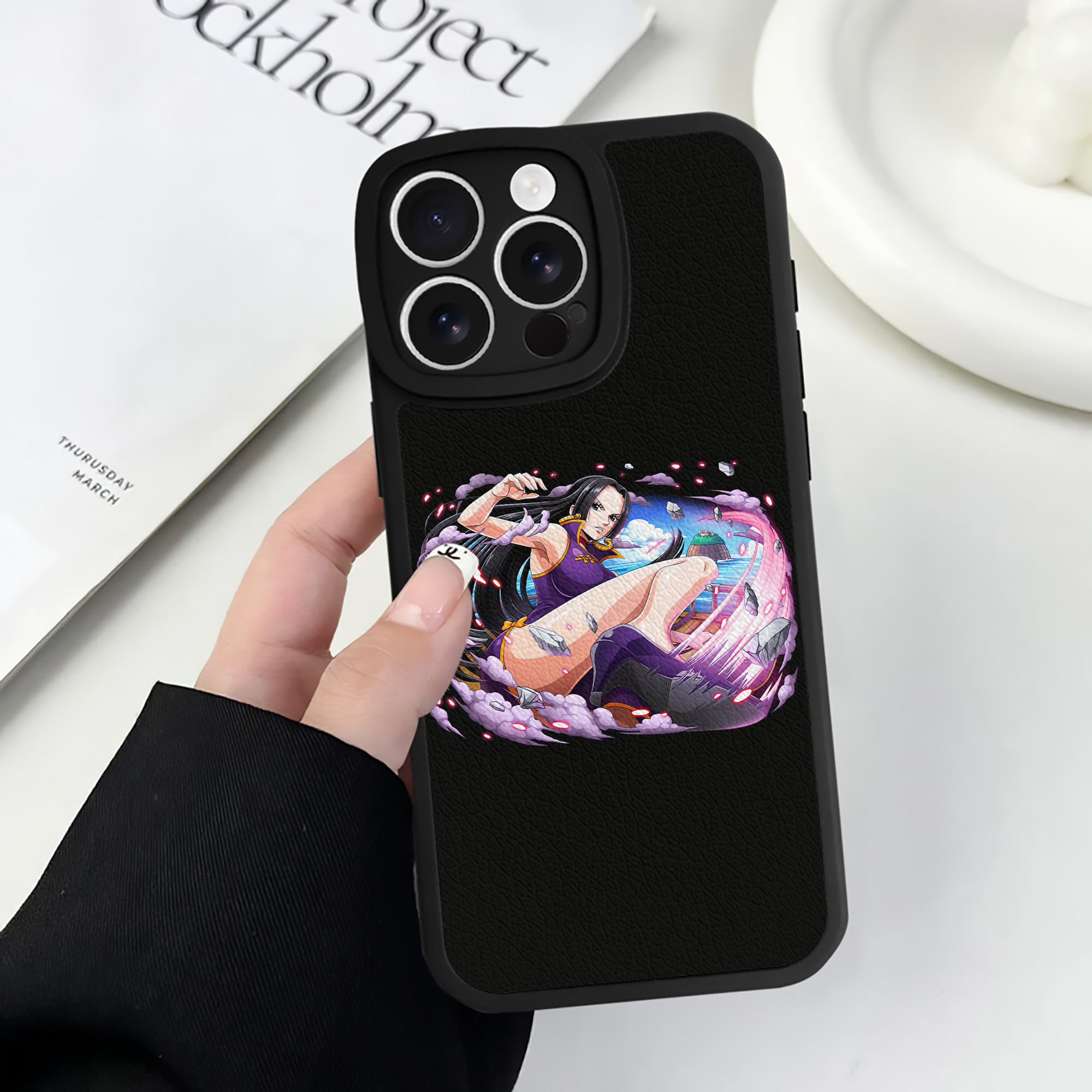 （画像用） ワンピース ボア・ハンコック ONE PIECE Boa·Hancock 【iPhone 16シリーズ対応】シリコンスマホケース（レザー調） 材質：シリコン